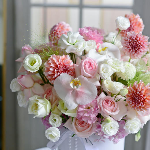 《甜心教主》奶油桃子粉荔枝蝴蝶兰白桔梗抱抱桶 商品图2