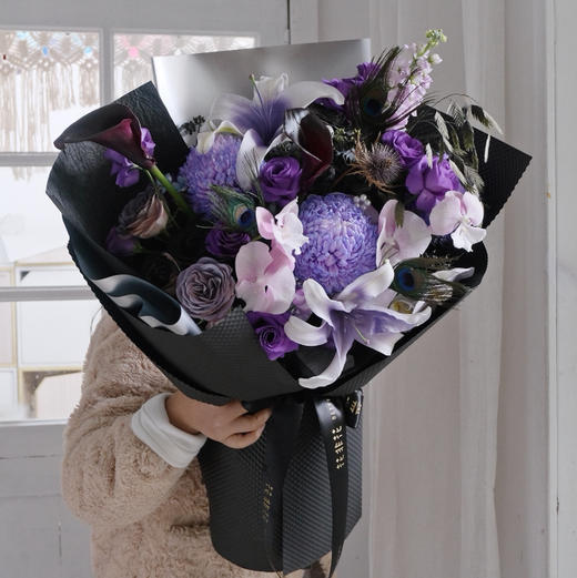 《远山孔雀》牡丹菊蝴蝶兰马蹄莲黑紫色花束 商品图0