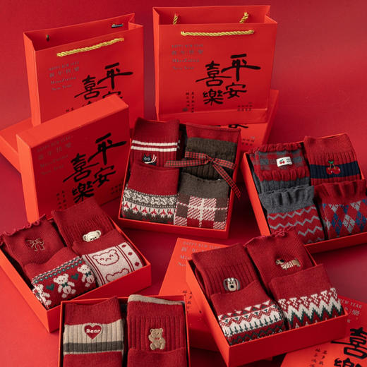 4双装礼盒礼袋！暖芙芙的羊绒女袜圣诞新年袜 双针双路工艺 可爱卡通刺绣 超正的中国红色系 精美硬礼盒+手提袋 商品图1
