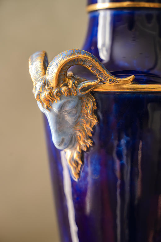 独角鹿西洋古董1879年代法国御窑塞弗尔签名出品手绘描金装饰羊首双耳云朵蓝釉带盖瓷瓶 商品图5