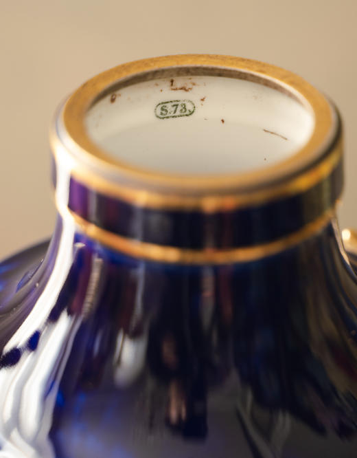 独角鹿西洋古董1879年代法国御窑塞弗尔签名出品手绘描金装饰羊首双耳云朵蓝釉带盖瓷瓶 商品图8