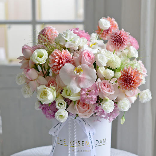 《甜心教主》奶油桃子粉荔枝蝴蝶兰白桔梗抱抱桶 商品图3