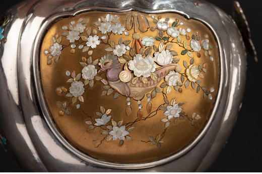 独角鹿西洋古董 20世纪初日本明治时期出品「清供花鸟」主题芝山银镶嵌蝴蝶耳付菊钮珐琅彩绘香炉 商品图6