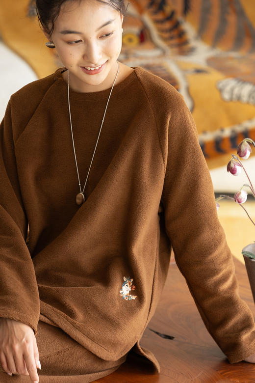 牧衣游原创 手工刺绣棉混纺卫衣女冬新款简约百搭圆领套头衫 暖忆 商品图5