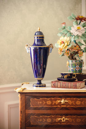 独角鹿西洋古董1879年代法国御窑塞弗尔签名出品手绘描金装饰羊首双耳云朵蓝釉带盖瓷瓶