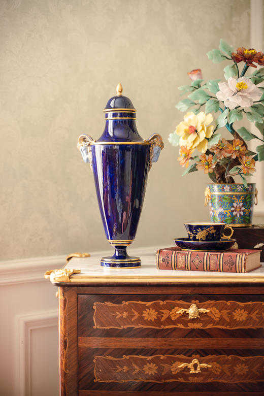 独角鹿西洋古董1879年代法国御窑塞弗尔签名出品手绘描金装饰羊首双耳云朵蓝釉带盖瓷瓶 商品图0