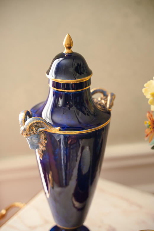 独角鹿西洋古董1879年代法国御窑塞弗尔签名出品手绘描金装饰羊首双耳云朵蓝釉带盖瓷瓶 商品图2