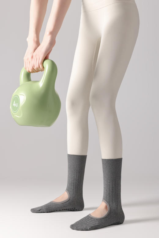 2双装无骨瑜伽袜~脚面挖孔设计 时下流行的芭蕾风格 脚底防滑点胶  双针工艺 柔软舒适亲肤 商品图2