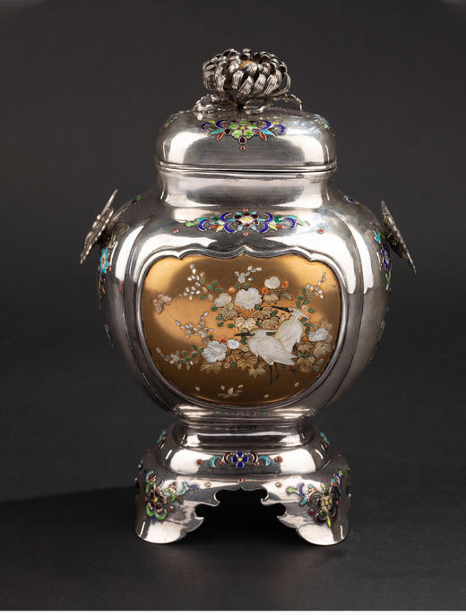 独角鹿西洋古董 20世纪初日本明治时期出品「清供花鸟」主题芝山银镶嵌蝴蝶耳付菊钮珐琅彩绘香炉 商品图1