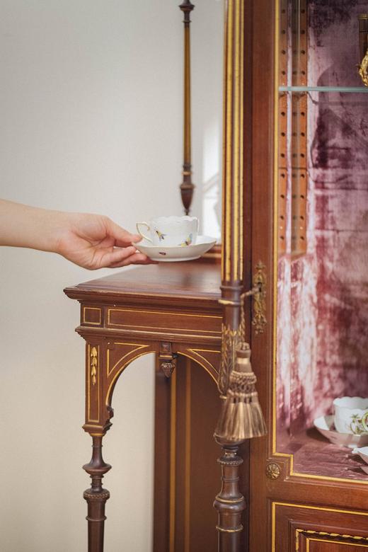 独角鹿西洋古董 1890年代法国出品新古典主义风格铜鎏金装饰胡桃木展示柜 商品图5