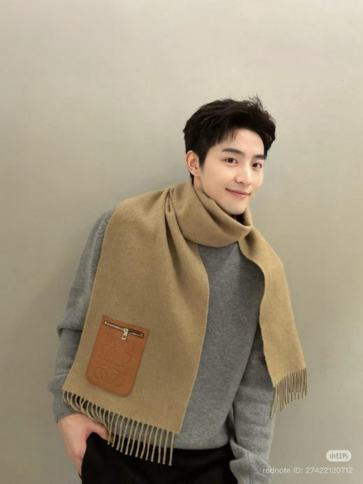 1117-2 独家圆正 lew 轻薄柔软皮牌 拉链口袋 羊毛羊绒混纺 围巾 商品图3