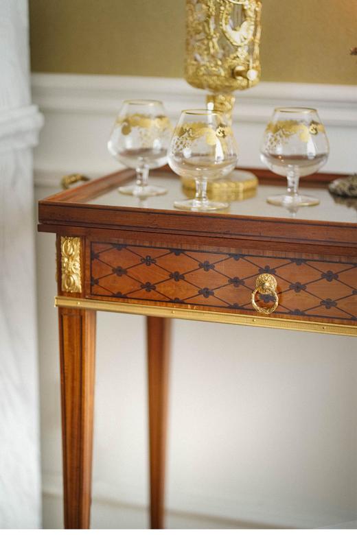 独角鹿西洋古董 1880年代法国出品路易十六风格铜鎏金雕饰细木镶嵌边桌 商品图1