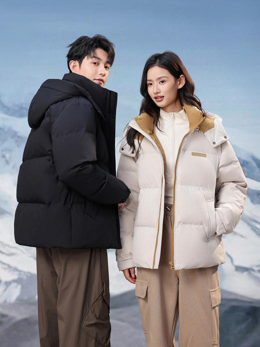 【双旦特惠】雪中飞2025冬新款男女情侣时尚校园风短款羽绒服 可拆卸帽拼色 商品图0