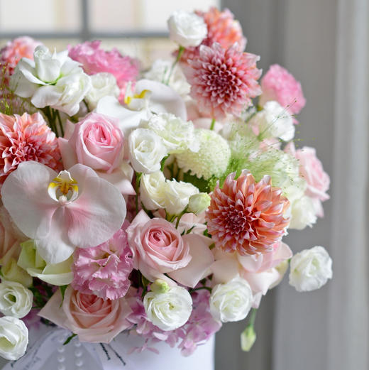 《甜心教主》奶油桃子粉荔枝蝴蝶兰白桔梗抱抱桶 商品图1