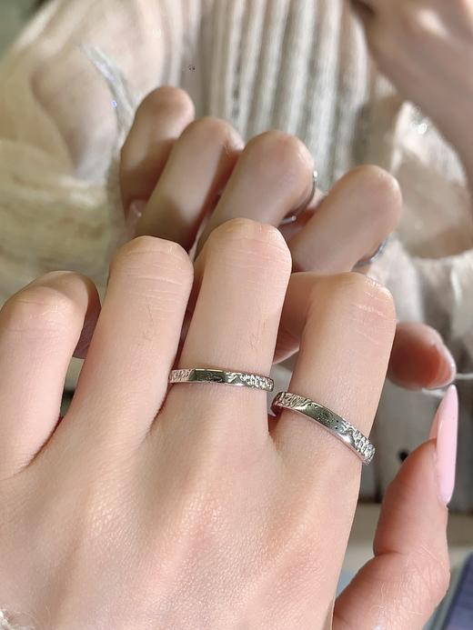 卡蒂罗KADER 甜蜜锁定情侣对戒 新中式甜蚀冰川纹理感钟爱久久素圈可调节一对 好运甜美浪漫时尚百搭 商品图8