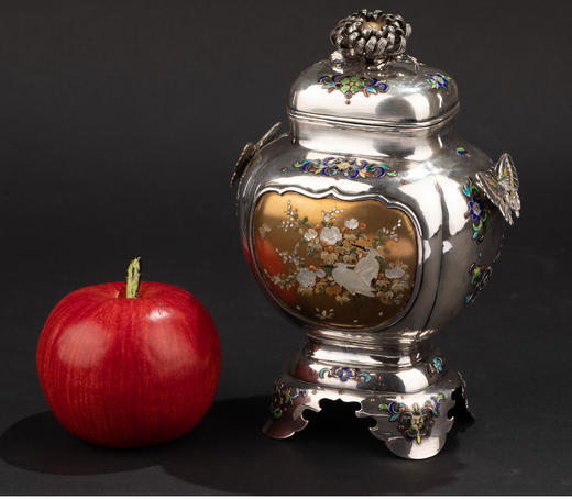 独角鹿西洋古董 20世纪初日本明治时期出品「清供花鸟」主题芝山银镶嵌蝴蝶耳付菊钮珐琅彩绘香炉 商品图2