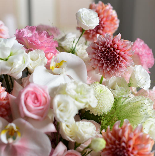 《甜心教主》奶油桃子粉荔枝蝴蝶兰白桔梗抱抱桶 商品图6