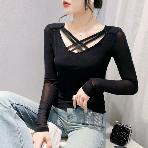 KQL 461H6093镂空网纱钉珠时尚气质上衣打底衫 商品图2