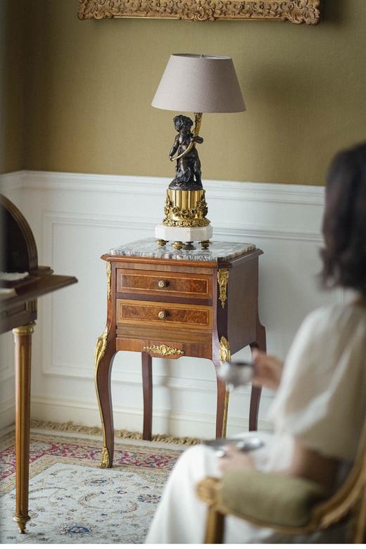 独角鹿西洋古董 1890年代法国出品路易十五风格铜鎏金雕饰细木镶嵌大理石面边几 商品图1