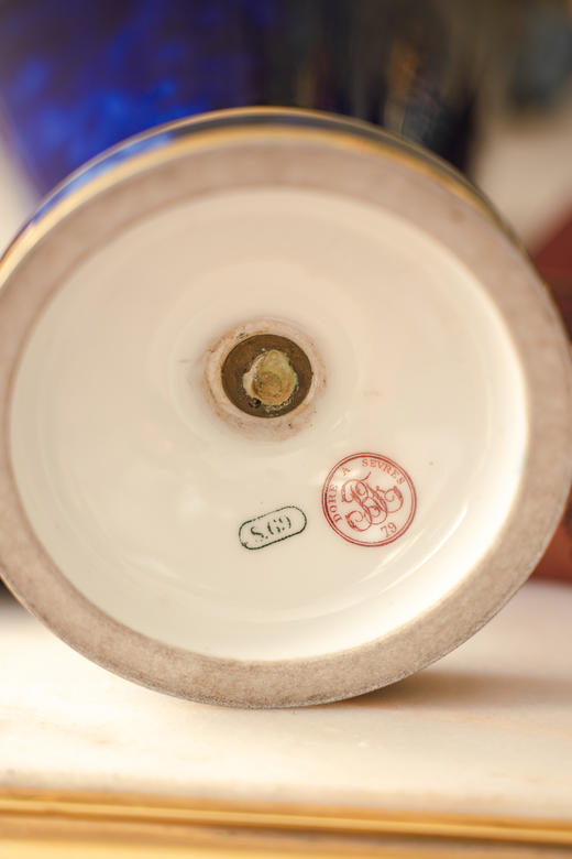 独角鹿西洋古董1879年代法国御窑塞弗尔签名出品手绘描金装饰羊首双耳云朵蓝釉带盖瓷瓶 商品图7