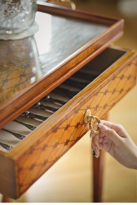 独角鹿西洋古董 1880年代法国出品路易十六风格铜鎏金雕饰细木镶嵌边桌 商品图3