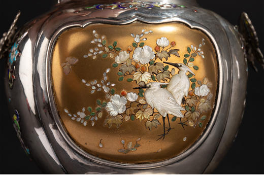 独角鹿西洋古董 20世纪初日本明治时期出品「清供花鸟」主题芝山银镶嵌蝴蝶耳付菊钮珐琅彩绘香炉 商品图5