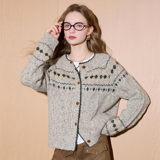 西遇费尔岛毛衫女冬季新款圆领印花短款奶油针织开衫外套SS051848 商品图4