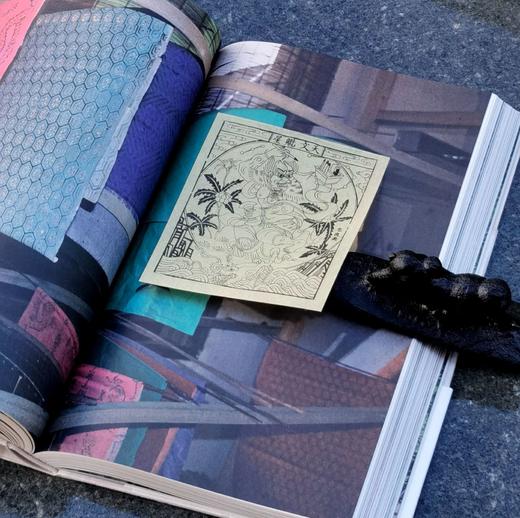 特别精装+签名钤印本：《寻纸》,汪帆著， 32开,平装，285页，浙江人民美术出版社2023年3月1日一版一印。定价298，售价298元。 商品图5