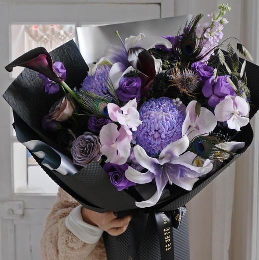 《远山孔雀》牡丹菊蝴蝶兰马蹄莲黑紫色花束 商品图1