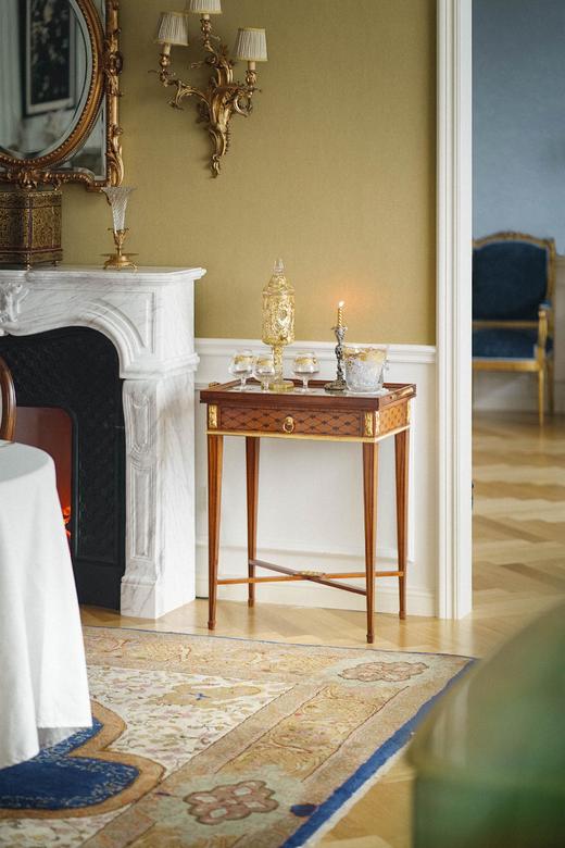 独角鹿西洋古董 1880年代法国出品路易十六风格铜鎏金雕饰细木镶嵌边桌 商品图0