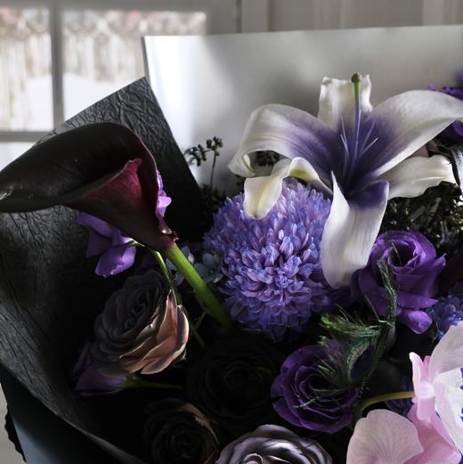 《远山孔雀》牡丹菊蝴蝶兰马蹄莲黑紫色花束 商品图4