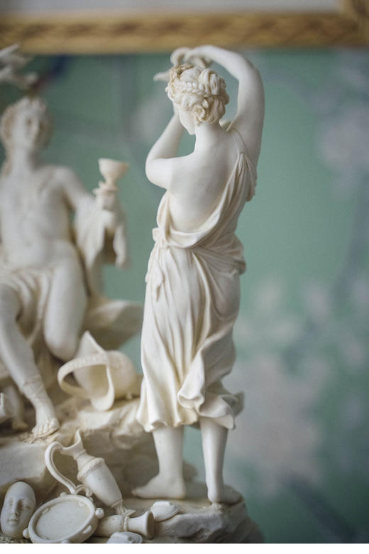 【已售】独角鹿西洋古董 20世纪早期德国出品路易十六风格铜鎏金精雕底座嵌素胎瓷群雕「酒神巴克斯与女祭司」 商品图3