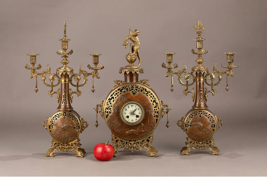 独角鹿西洋古董 19世纪晚期法国钟表匠出品东方风格花鸟主题铜鎏金装饰座钟烛台三件套 商品图1