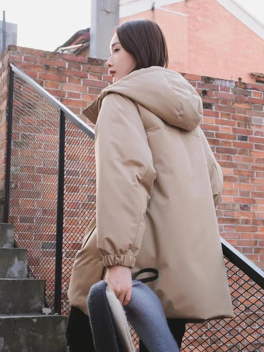 “温暖大被子”丝羊毛精纺平纹布廓形鹅绒羽绒服 独特织造技术 宽松廓形 甄选高品质白鹅绒填充 侧边按扣设计 不显臃肿 商品图5