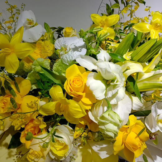 《晴柔》郁金香百合跳舞兰亮色调花束 商品图3