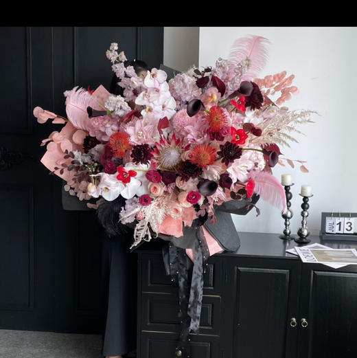 《倾国倾城》红帝王针垫蝴蝶兰重瓣百合超大号花束 商品图2