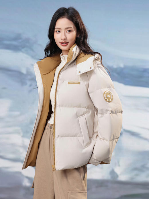 【双旦特惠】雪中飞2025冬新款男女情侣时尚校园风短款羽绒服 可拆卸帽拼色 商品图2