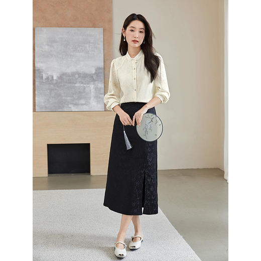 【年终特卖】熙世界新中式杏白色衬衫女2025年春季新款轻国风暗纹提花长袖衬衣 商品图4