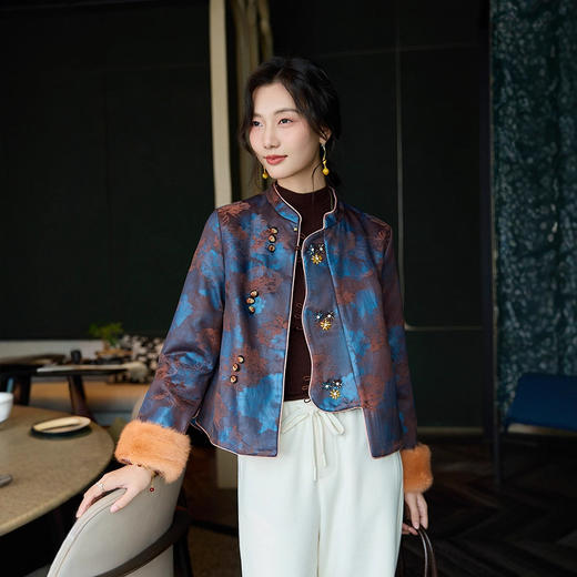 丁摩 水貂毛钉珠宋锦女秋冬新中式盘扣加厚保暖短款羊毛外套上衣5ZF-76051 商品图2