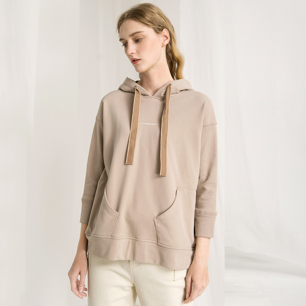 Famecoco范可儿卫衣长袖连帽宽松套头上衣D216BE301