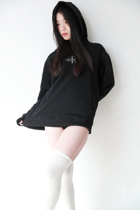 黑武士加绒卫衣，这个好看。胸口小标刺绣曜夜黑连帽外套A112366