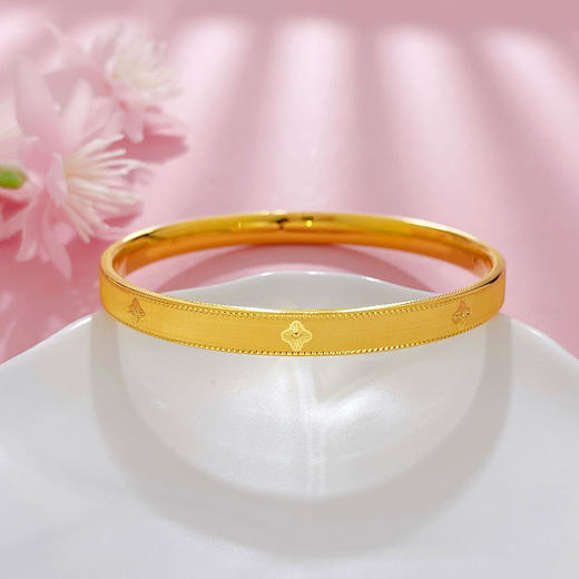 【限时克减150元】足金 #十八岁成人礼 #CNC  无氰5D空心固口手镯CNC丝绒幸运四叶草固口手镯（面宽约5.8-6.2mm）(AR5DSZ10004),(预售产品下单后不退款不退货不换货不补差价 商品图0