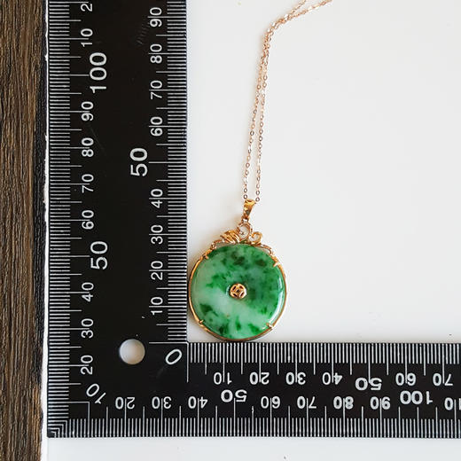 【天然正品】AU750玫瑰金镶钻镶天然细腻豆种青白含绿平安扣翡翠吊坠项链链长：45CM（长度可调节）031125TJ28 商品图3