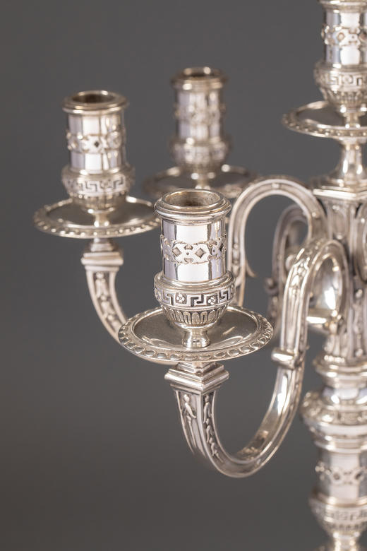 独角鹿西洋古董19世纪法国出品路易十六风格古典神话及花叶主题纯银精雕七枝头烛台一对 商品图4