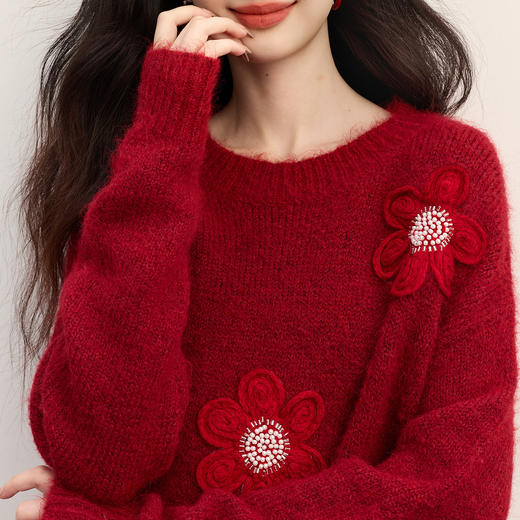 【11/19新品】熙世界立体花朵钉珠红色厚毛衣女冬季宽松落肩圆领超好看针织上衣 商品图2