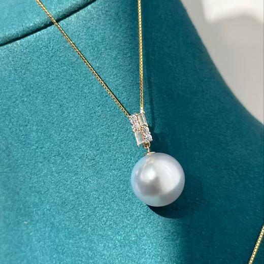 【甄珠贝】12-13mm澳白吊坠 正圆极光 细腻baby肌 微生长痕迹 没有坑洼 18K金配件 商品图0