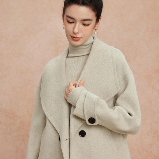 QH907斯尔丽2025新款滑爽软糯双面呢大翻领短款羊毛大衣 商品图4