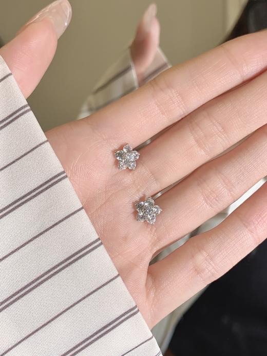 卡蒂罗KADER 流光花语耳钉 925银满镶闪锆繁花轻奢时尚甜美养耳洞耳饰 经典五角星配饰闪耀吸睛 商品图3