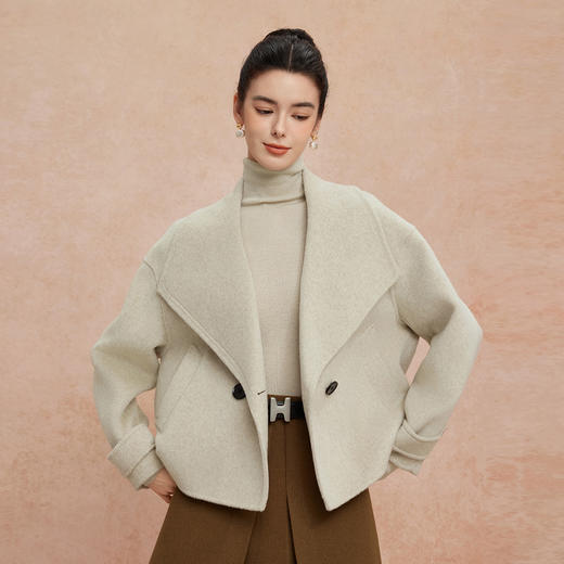 QH907斯尔丽2025新款滑爽软糯双面呢大翻领短款羊毛大衣 商品图0