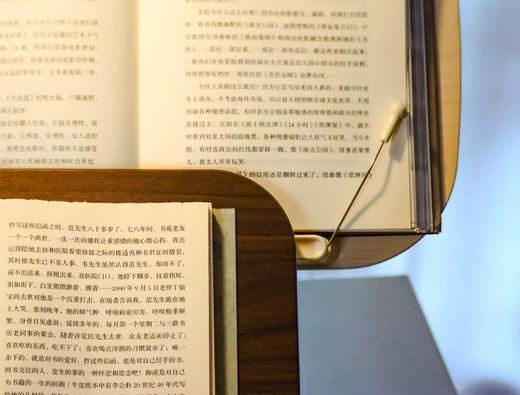 【文创爆款新品】黑胡桃色 木质底座可旋转阅读架 （底座可放笔）阅读神奇 新年礼物 广西师范大学出版社 商品图4